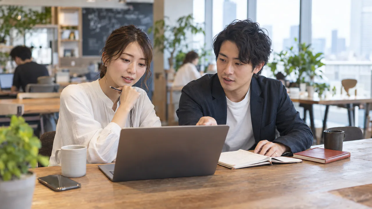 無料で起業仲間を募集する方法をパソコンで比較する二人