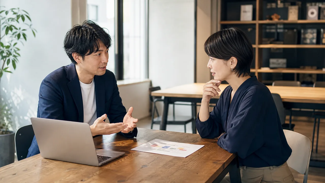 起業仲間の募集について候補者と話し合う様子