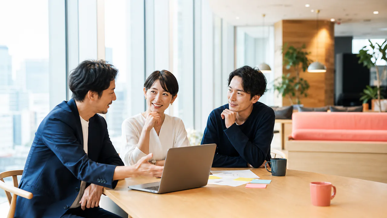 起業チームがプロジェクトについて話し合っている様子