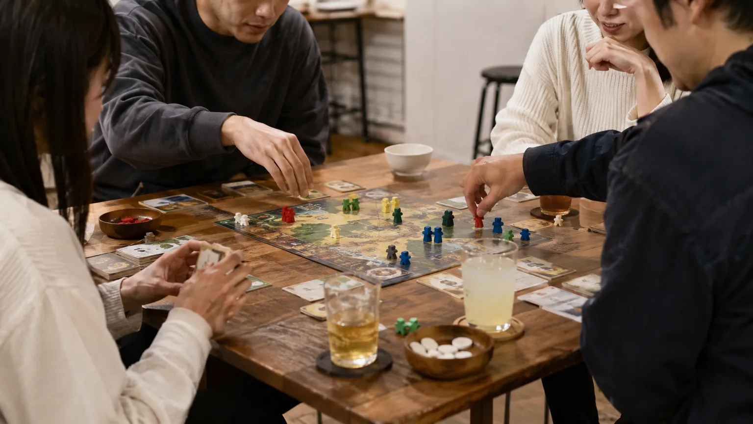 少人数でボードゲームを囲む週末交流会のイメージ